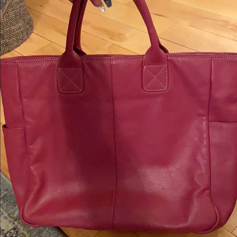 Dark pink leather tote from ILI